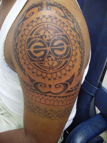 Tatuaggio sul deltoide in stile tribale