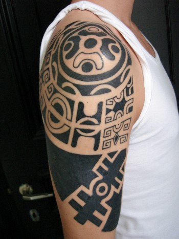 Tatuaje tribal en el brazo