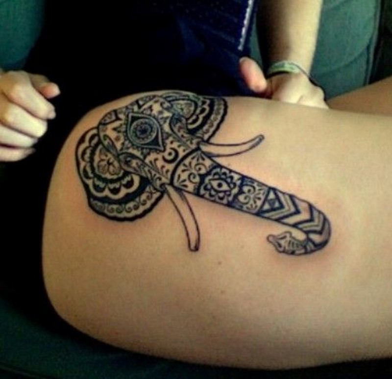 Tatuaje en el muslo, 
elefante con patrón, estilo polinesio