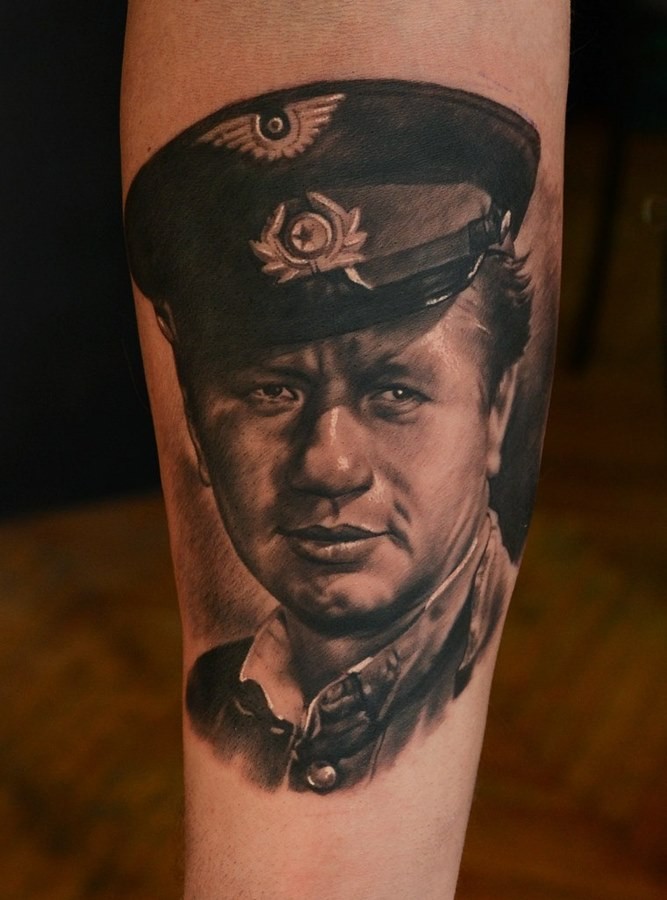 Tatuaggio rinomato in stile Poratrait del famoso pilota del cinema USSR