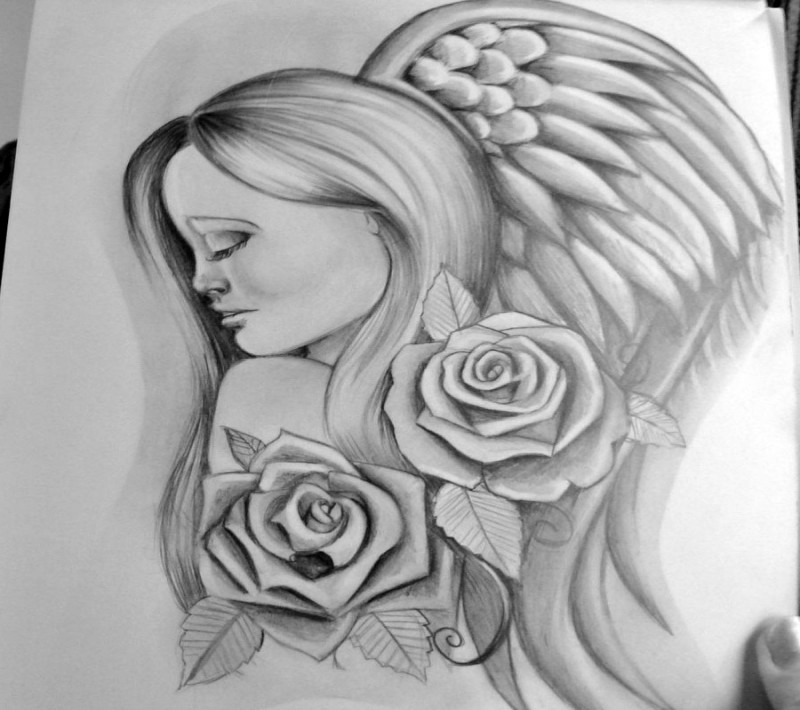 Retrato de anjo muito cinza-tinta no perfil com design de tatuagem de rosas