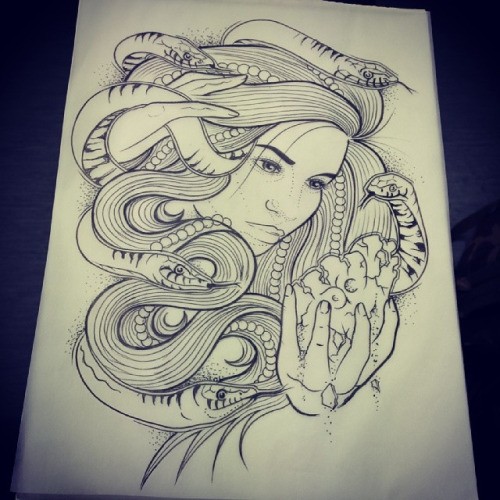 Bonita medusa gorgona tatuagem mantendo um pedaço de pedra na mão design