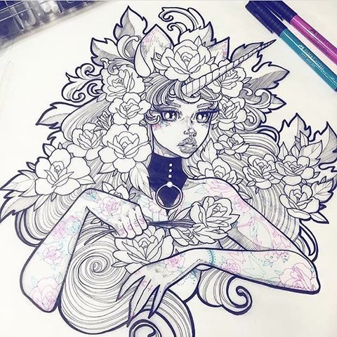 Menina de unicórnio animado muito incolor com um monte de design de tatuagem de flores