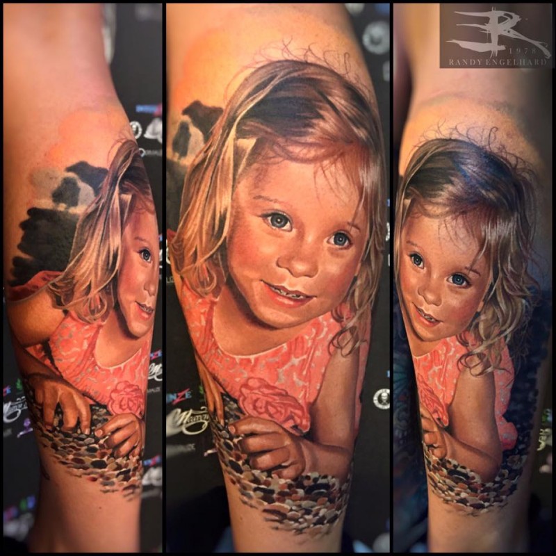 Tatuaje de pierna de color real con aspecto de lindo retrato de niña