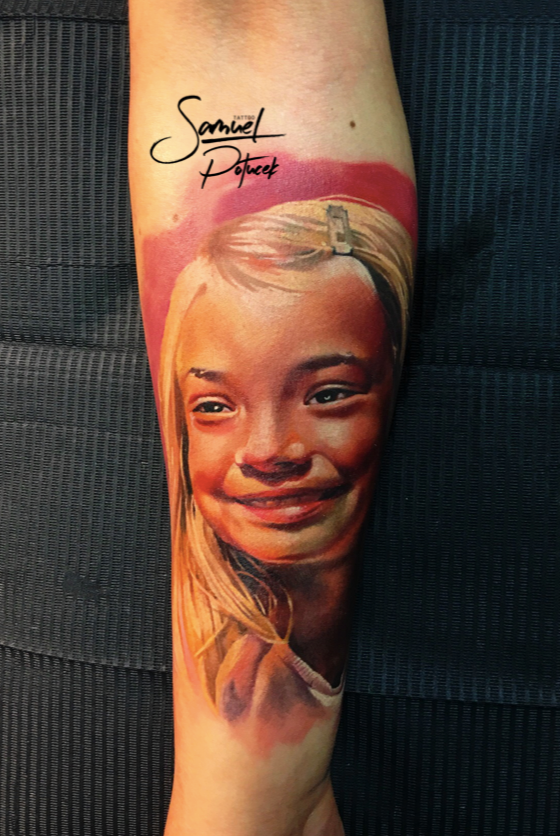 Foto real como tatuaje de antebrazo de color de niña sonriente