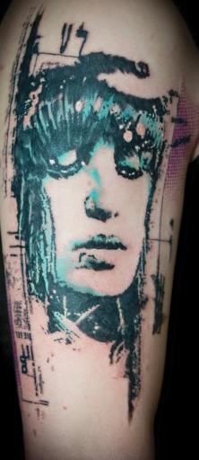 Foto real, como tatuagem braço colorido do retrato da mulher triste