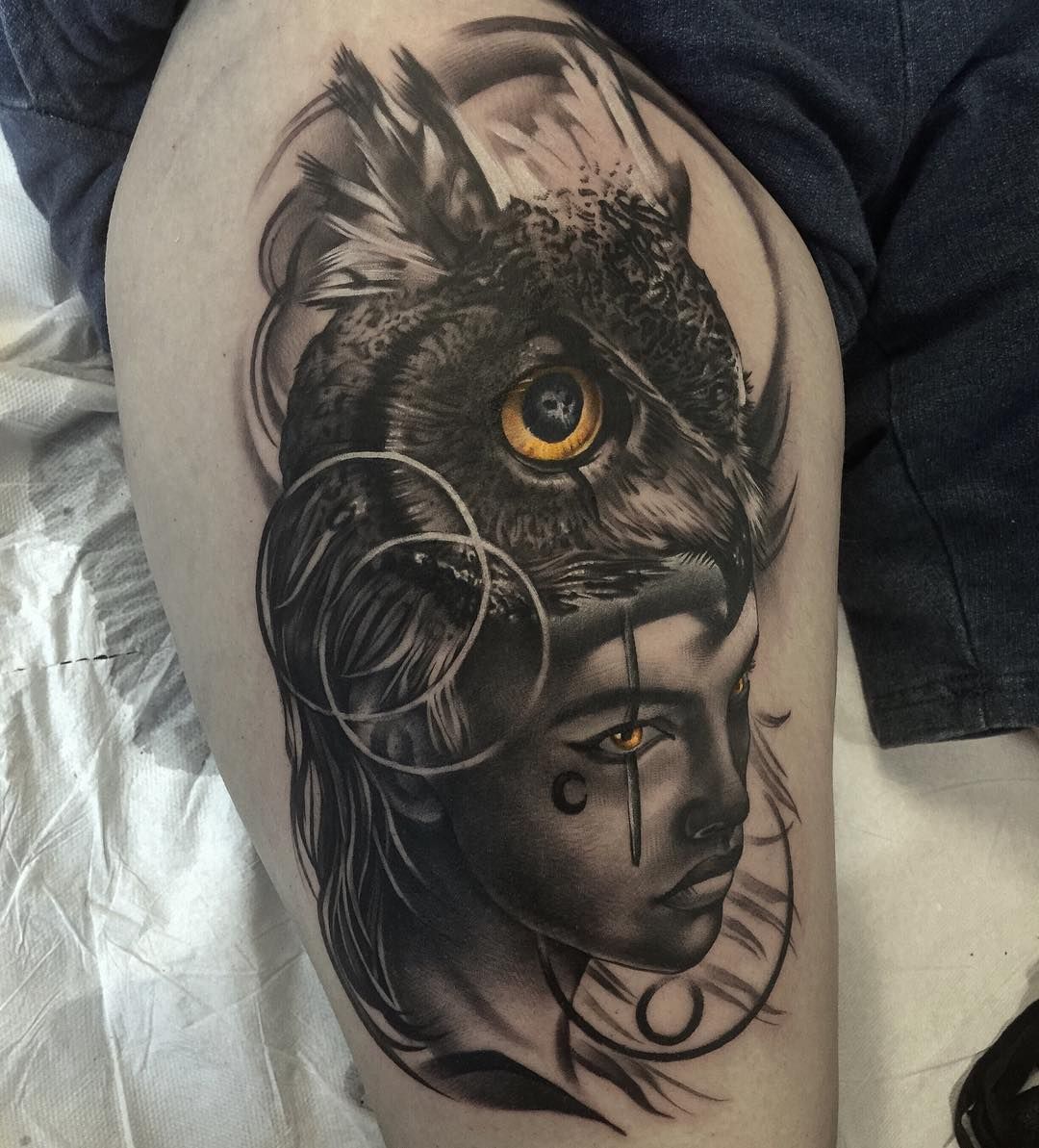 Realistico gufo grigio nero con tatuaggio ragazza di kasasink