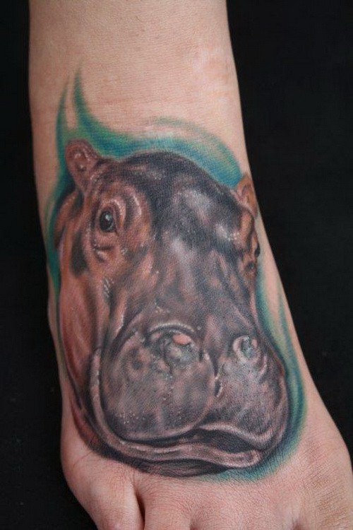 Tatuaje en el pie, cabeza de hipopótamo gris