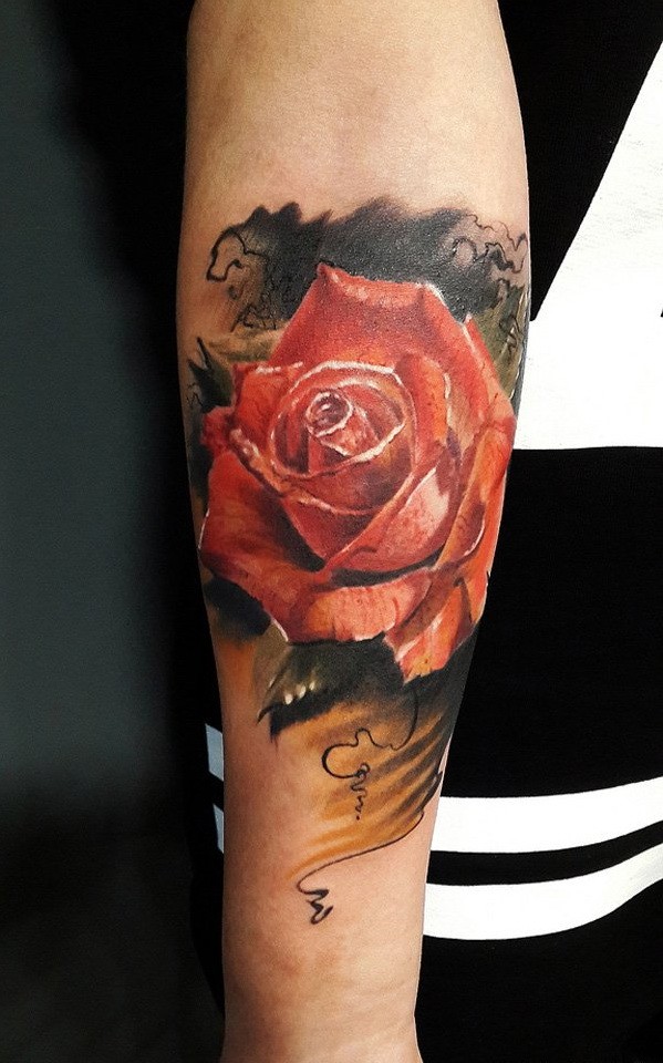 Tatuaje en el antebrazo, rosa roja en el fondo oscuro