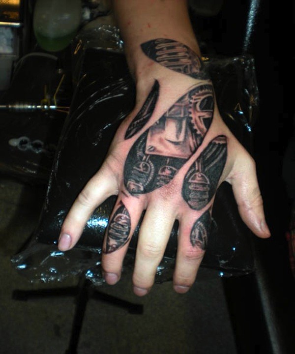 Tattoo von realistischen mechanischen Teilen unter der Haut auf der Hand