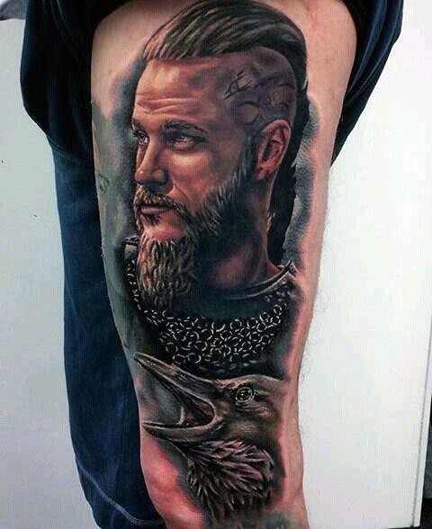 Retrato realista de Ragnar con tatuaje de cuervo en el muslo