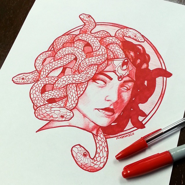Gorgona medusa de tinta vermelha com um desenho de tatuagem nimbus