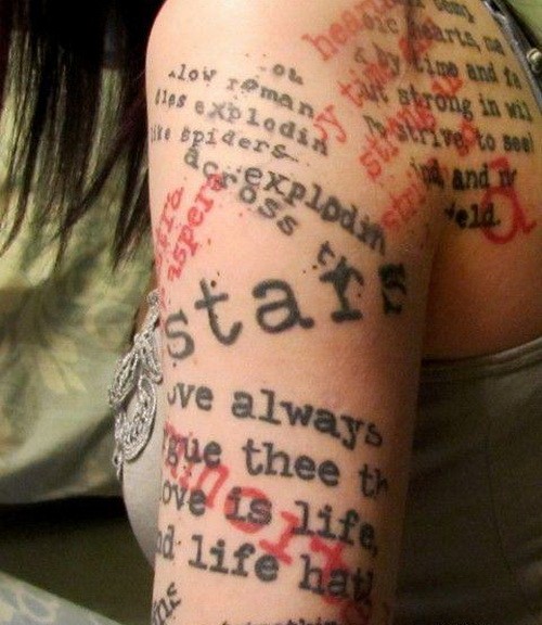 Rotschwarzes Tattoo von chaotisch liegenden Sprüchen am Arm
