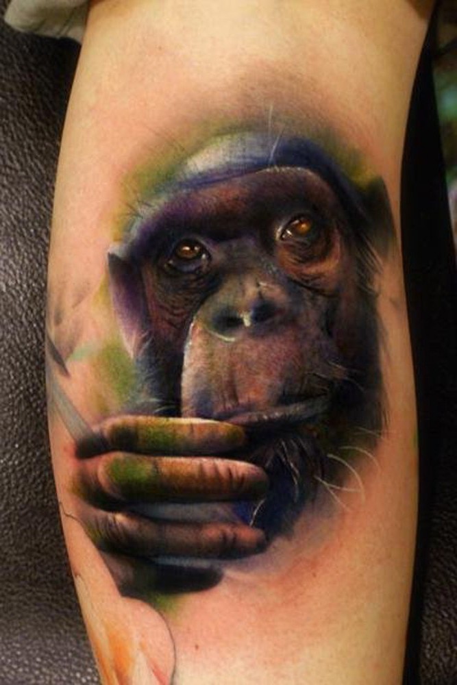 Tatuaje en el brazo,
chimpancé que señala con la mano