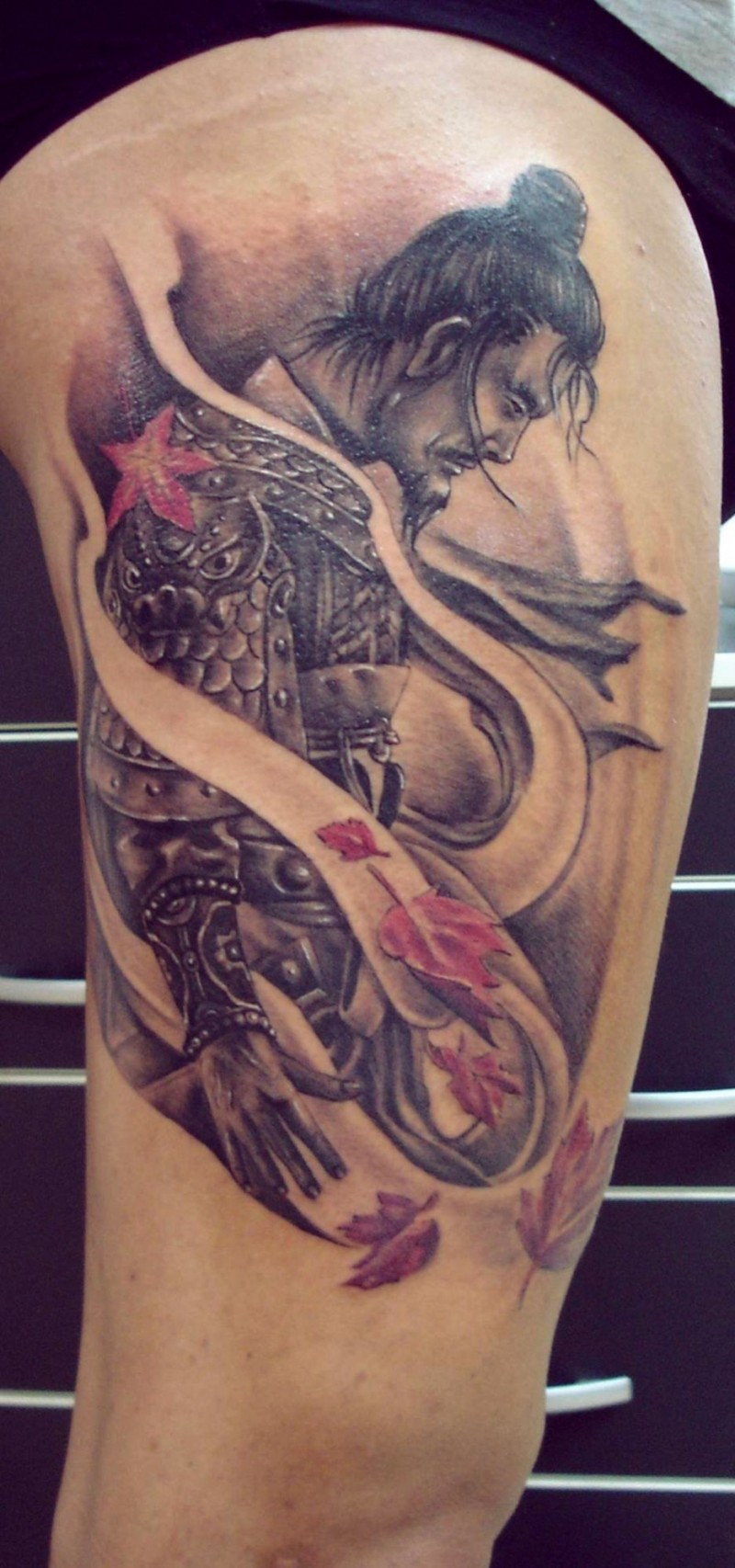Tatuaje en el brazo,
samurái triste en el viente con hojas caídas