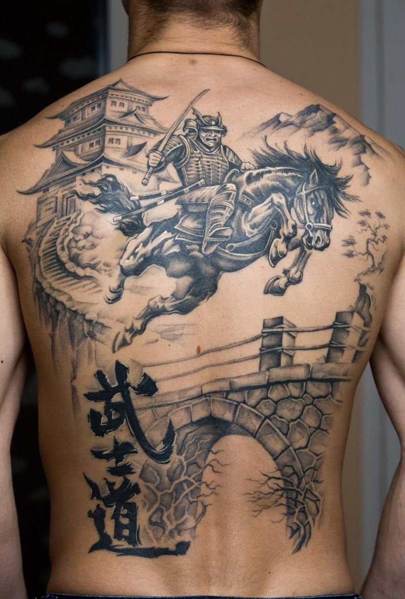 samurai su cavallo e castello tatuaggio pieno di schiena