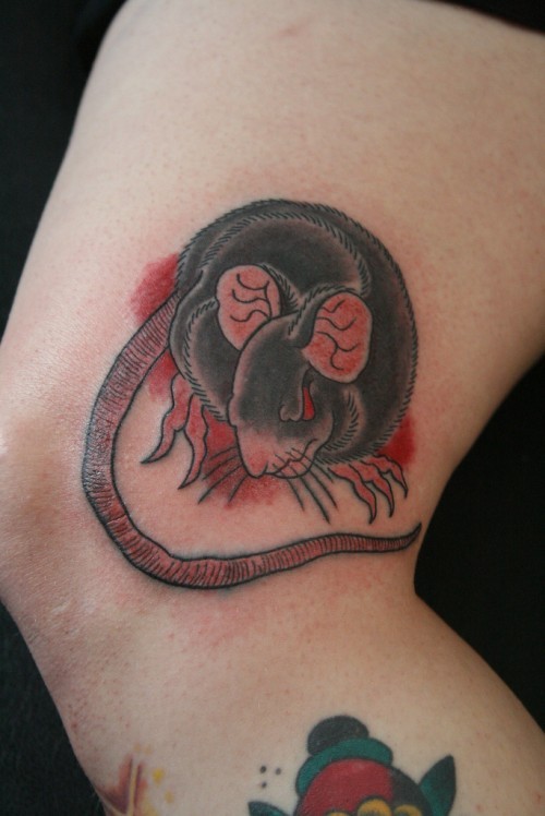 Tatuaje  de rata mutante en el suelo sangriento