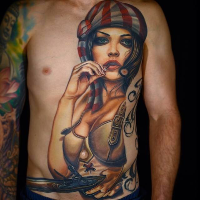 ragazza pirata seducente con pistola tatuaggio su petto