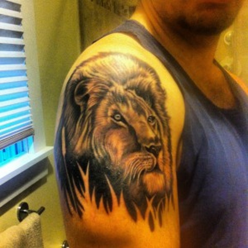Scharfes großes Porträt des Löwen Tier Tattoo  an der Schulter