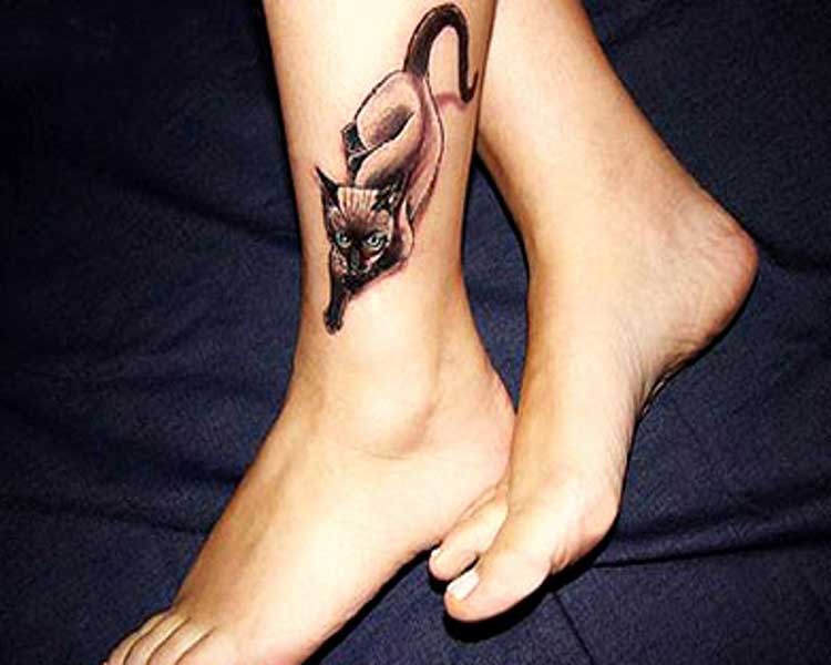 Tatuaggio sulla gamba il gattino nero