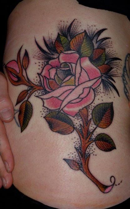 Tatuaje en el costado, rosa linda con tallo  eleganta