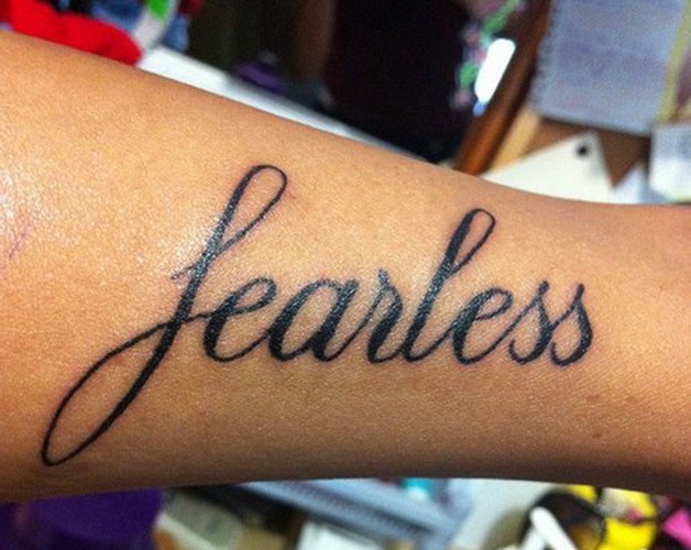 Tatuaje en el brazo, frase audaz, letras negraas