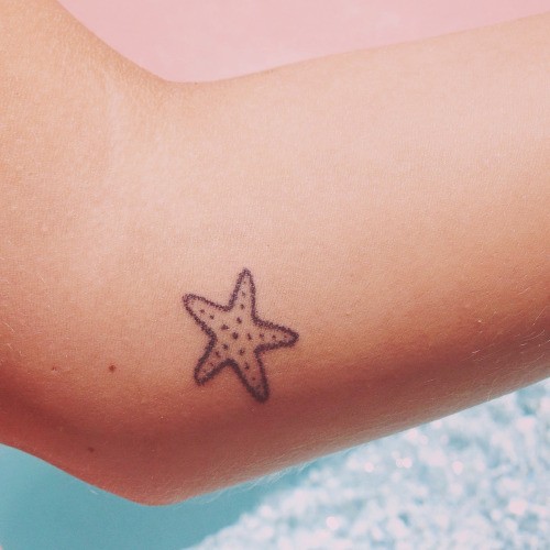 semplice contorno nero stella marina tatuaggio su braccio