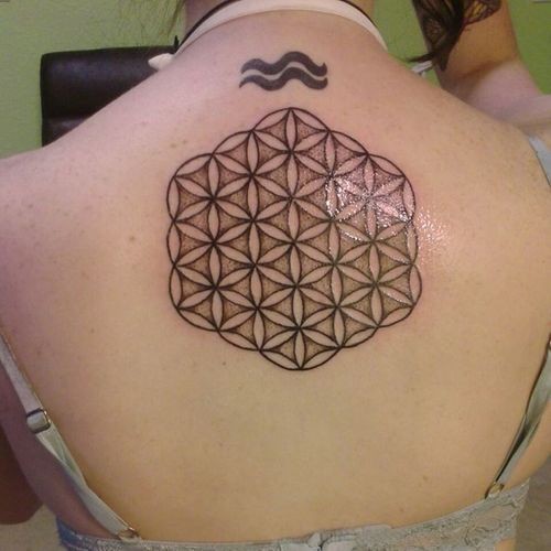 semplice fiore di vita inchiostro nero  tatuaggio su schiena