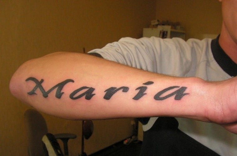 Tatuaje en el antebrazo, nombre maria, letra gruesa