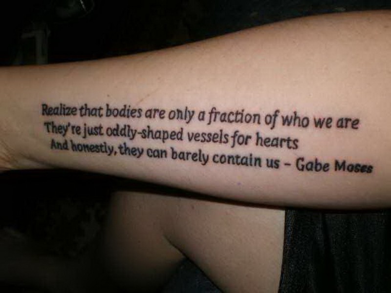 semplice littere nere a tre righe  citazione tatuaggio su braccio