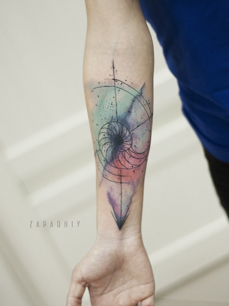 Estilo geométrico simples colorido tatuagem antebraço de escudo nautilus