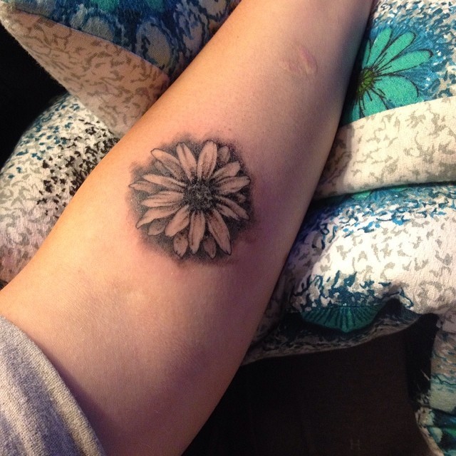 semplice fiore camomilla femminile tatuaggio su braccio