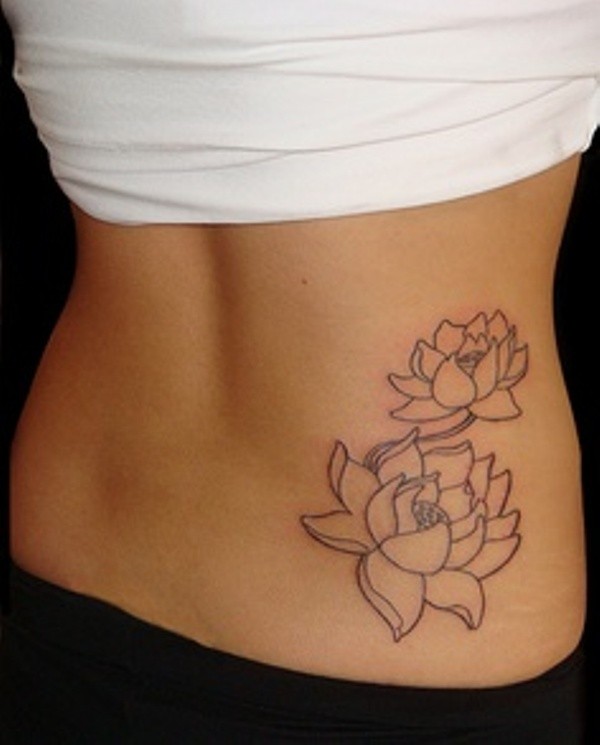 Tatuaje en la espalda baja,  lotos no pintados