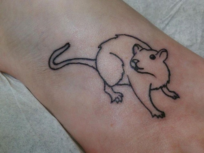 Tatuaje en el tobillo,  rata sencilla blanca con contorno negro