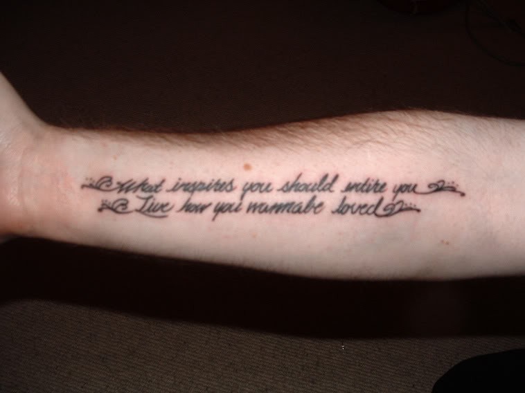 Einfaches Spruchtattoo in zwei Zeilen am Arm