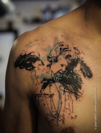 Tatuaggio scapolare in inchiostro nero stile schizzo della statua di angelo con scritte