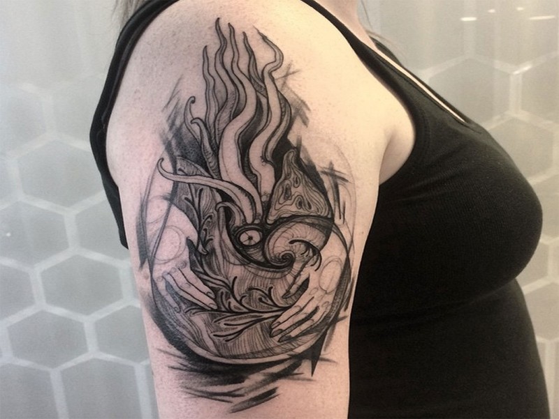 Tatuagem estilo esboço tinta preta braço superior de mãos humanas segurando nautilus