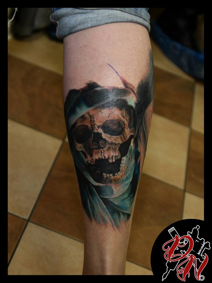 Tatuaje de cráneo en la pierna
