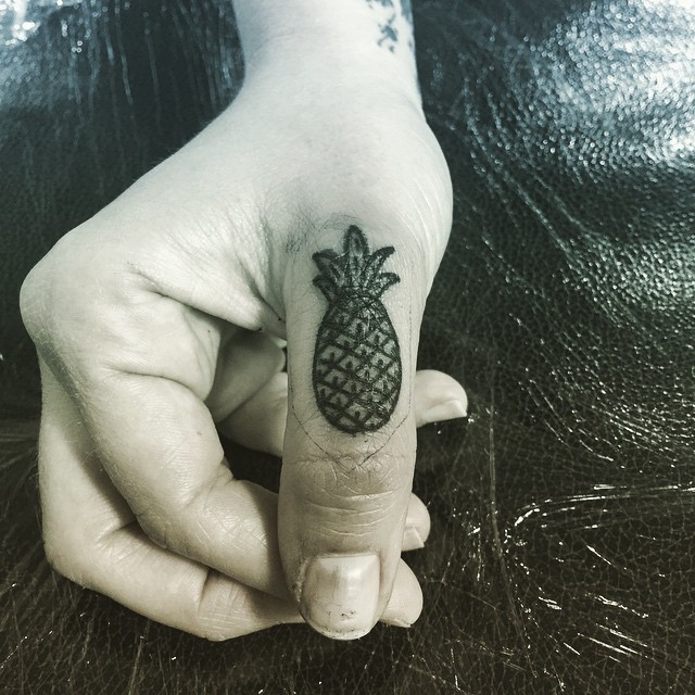 piccolo nero e bianco ananas tatuaggio su dito