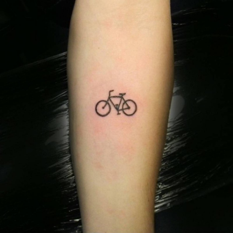 Kleines schwarzes Tattoo von Fahrrad in  Tusche am Unterarm