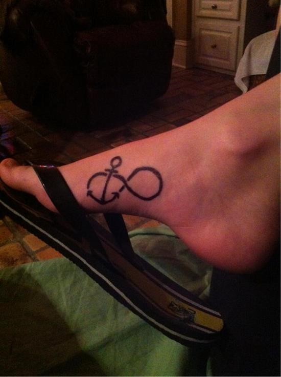 Tatuaje en el pie, ancla infinito negra