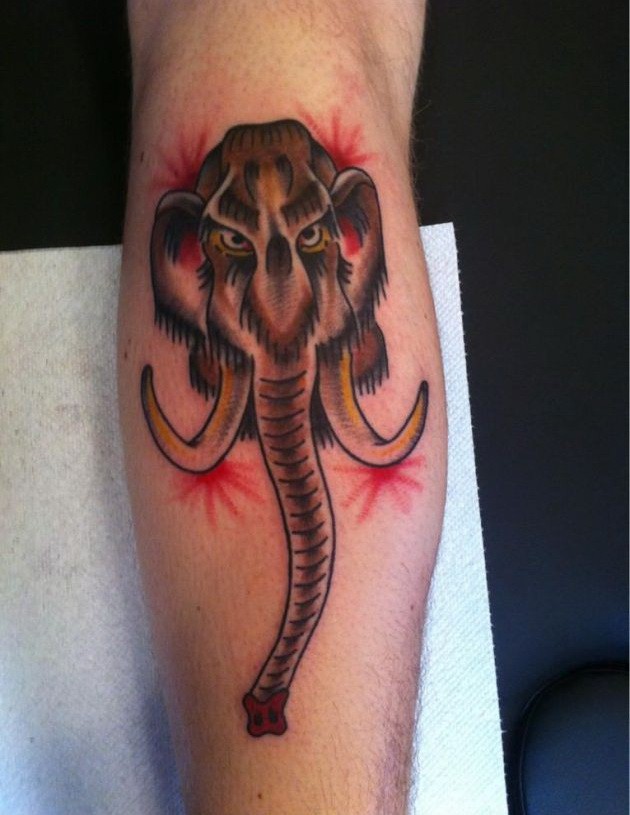 Tatuaje en el antebrazo,
mamut amenazante con chispas rojas