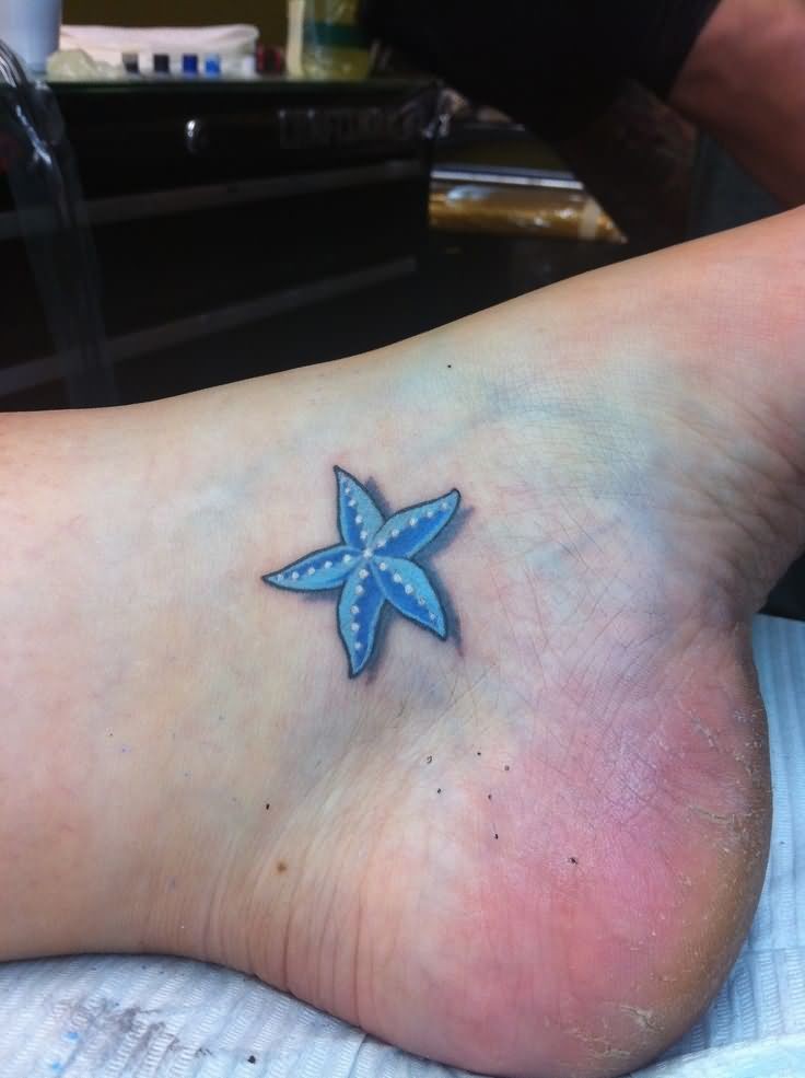 Tattoo am Fuß mit kleinem nettem blauem Seestern