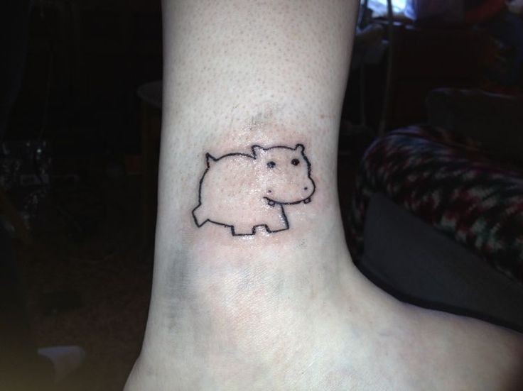 Tatuaje en el tobillo, silueta de hipopótamo pequeño