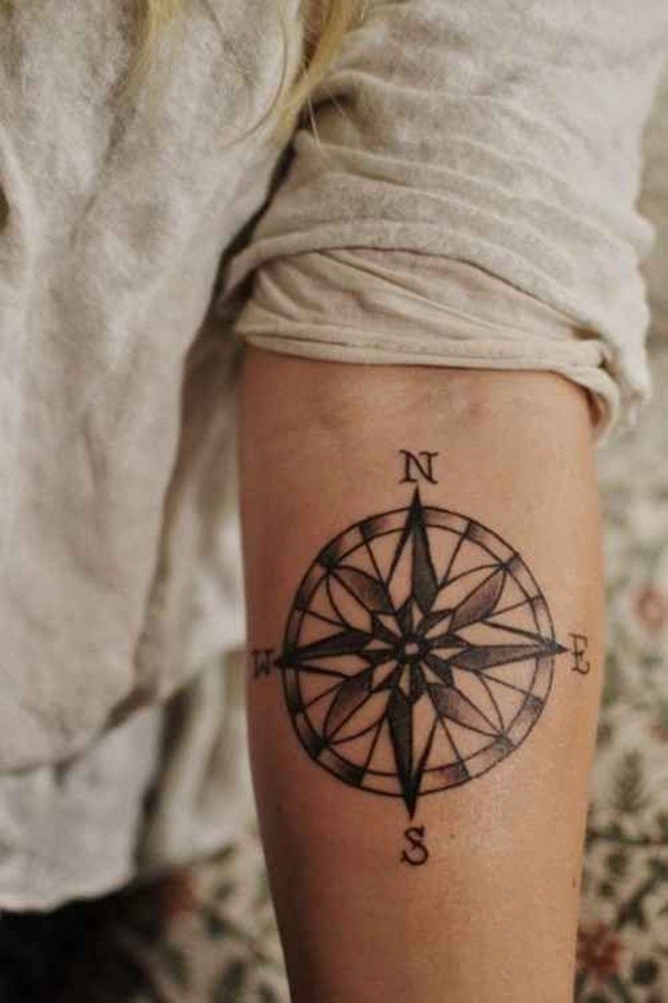 Feines Tattoo von kleinem schwarzweißem Kompass am Unterarm