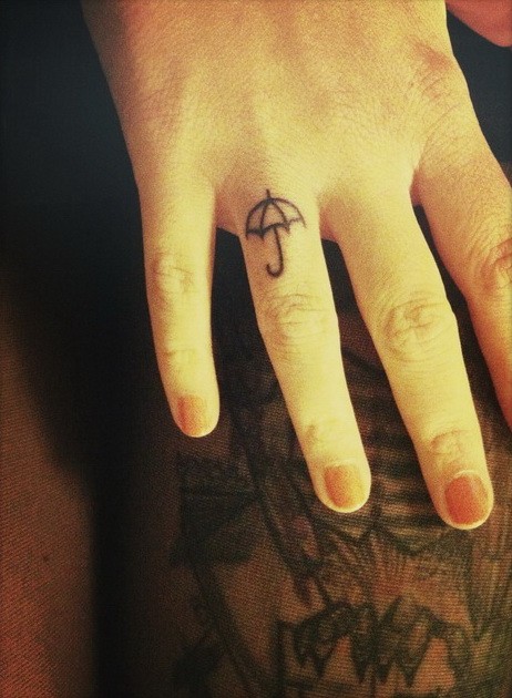 piccolo semplice ombrello  tatuaggio su dito