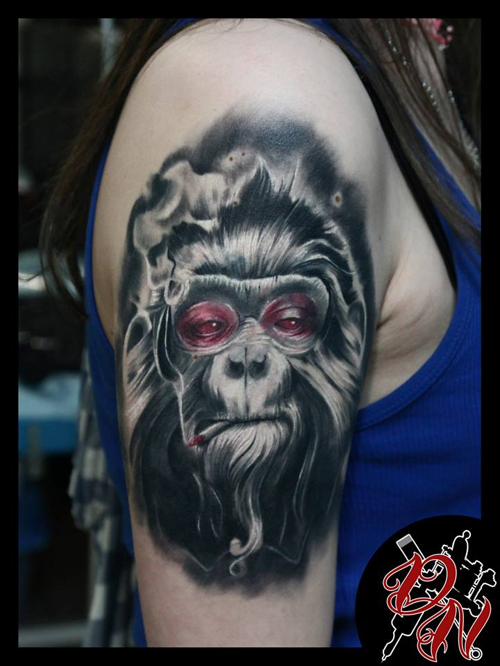 Fumar tatuaje de mono en el hombro