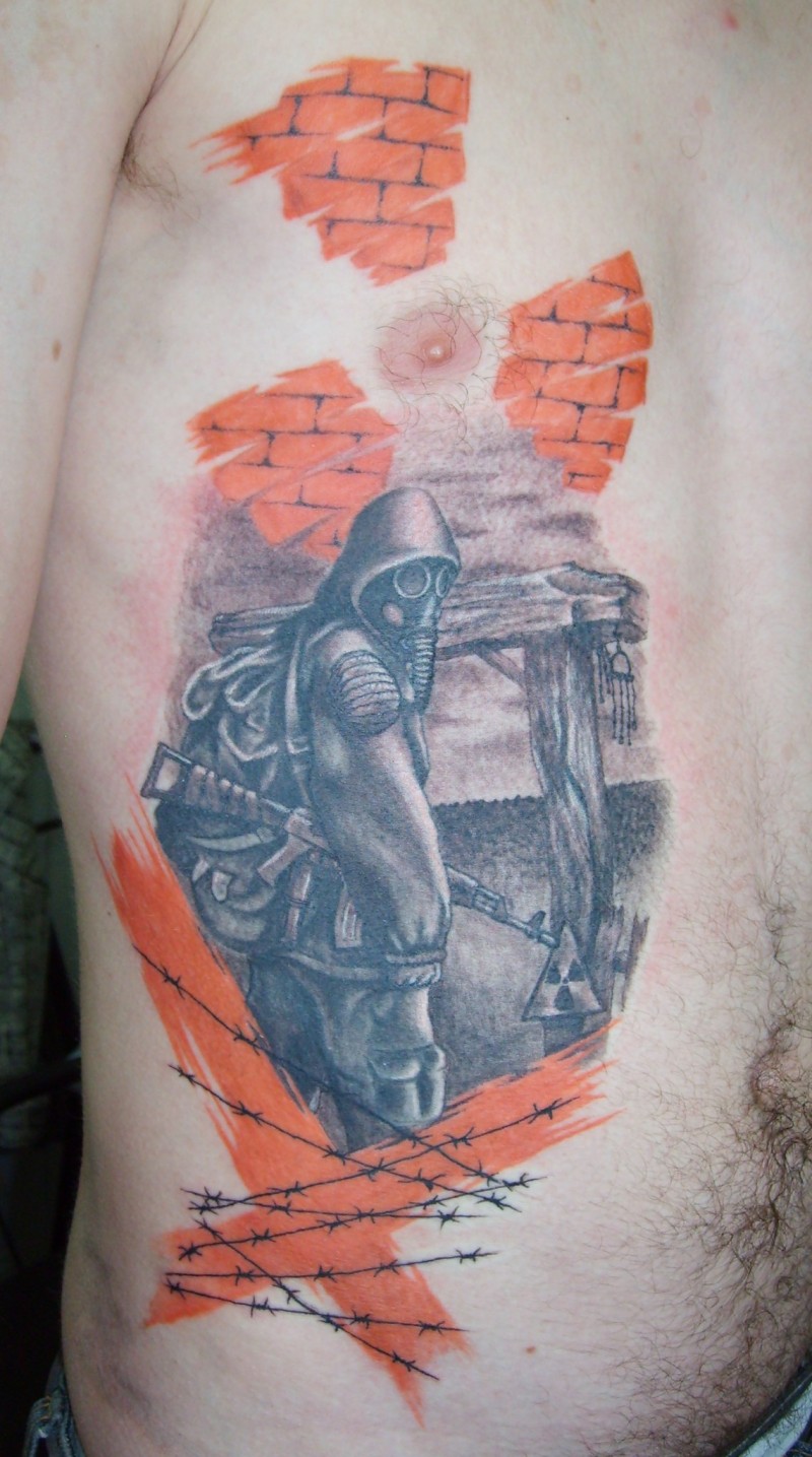 Tatuaje en el costado, soldado en careta antigá y ladrillos