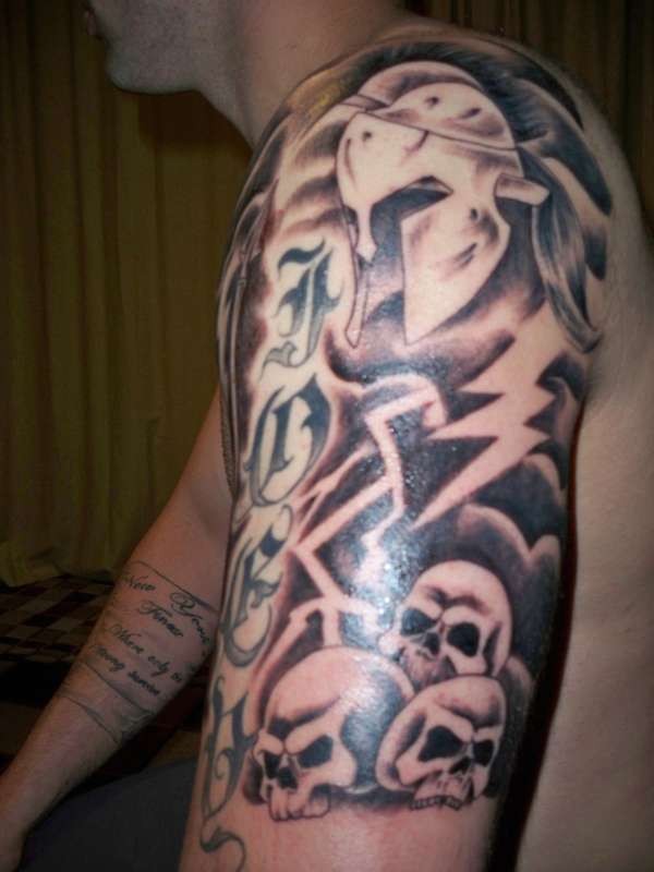 Spartaner-Krieger mit Schädel Tattoo an der Schulter