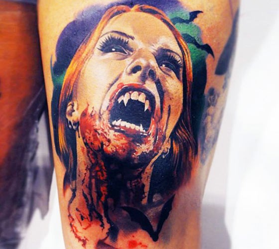 Espectacular y detallado tatuaje de muslo de terror de color de mujer zombie